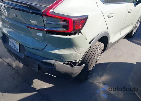 2023 Volvo C40 Recharge Pure Electric Twin Plus z USA, uszkodzony, nr VIN YV4ED3GLXP2044708